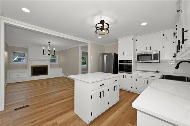Building Photo - 3 Bedroom, 2 Bath home.