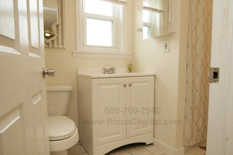 Building Photo - 215 S Atlantic Ave E