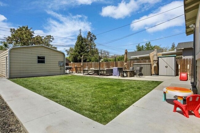 Building Photo - Adorable 2 Bedroom 1 Bath Cozy Modesto Home