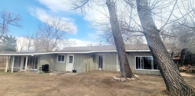 Building Photo - Pre-Lease Avail. 06/01 - Open & Bright, Updated Flooring, W/D Available