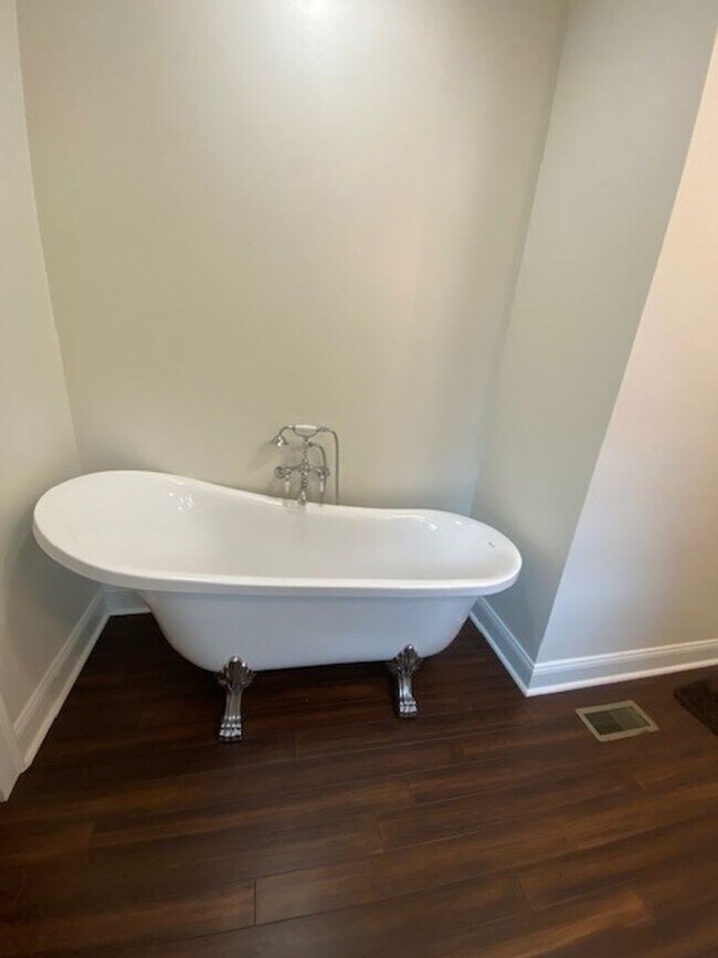 Building Photo - Georgous 5 bedroom 2.5 bath home in Downto...