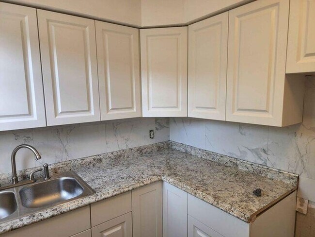 Building Photo - 117 SW 7th Ave