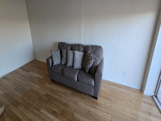 Building Photo - 1271 Poplar Ave