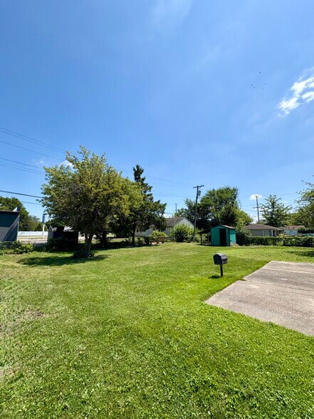 Building Photo - 2044 Arcola St