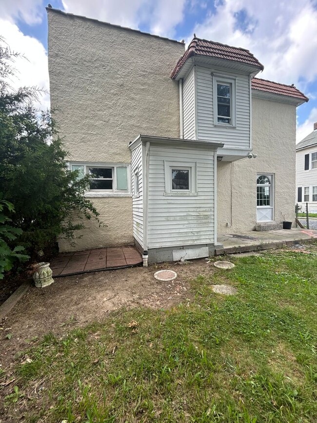 Building Photo - 936 Parkside Ave.