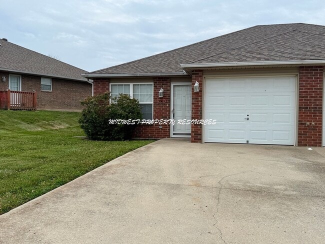 Building Photo - Ranch townhome w/ Mowing provided