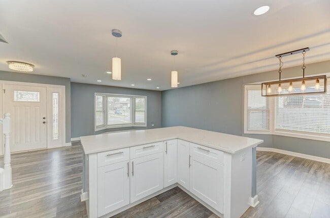 Building Photo - 585 Cambridge Way