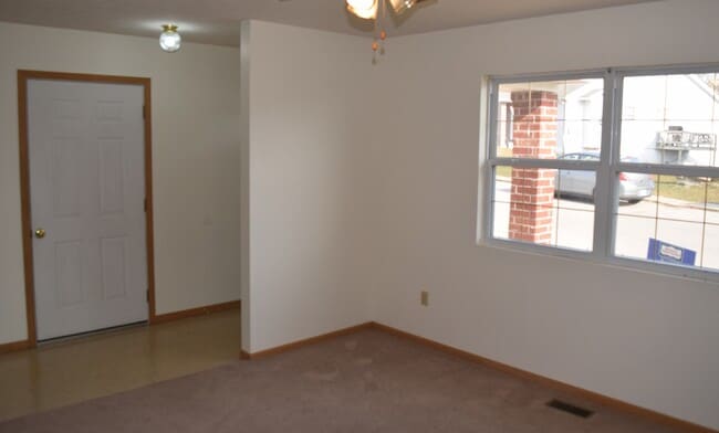 Building Photo - Spacious 3 bedroom, 2 bathroom duplex!