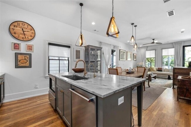 Building Photo - 518 Bismark Rd NE