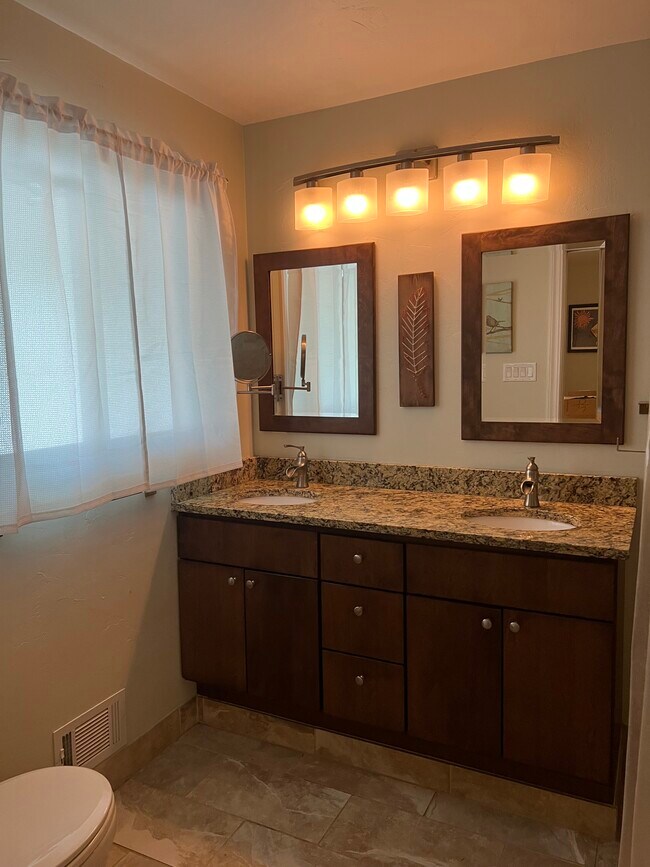 Building Photo - 2209 E Floyd Pl