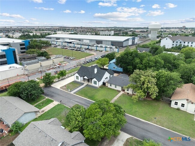 Building Photo - 2204 Magnolia Dr