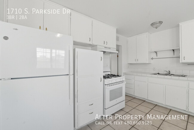 Building Photo - 1710 S Parkside Dr