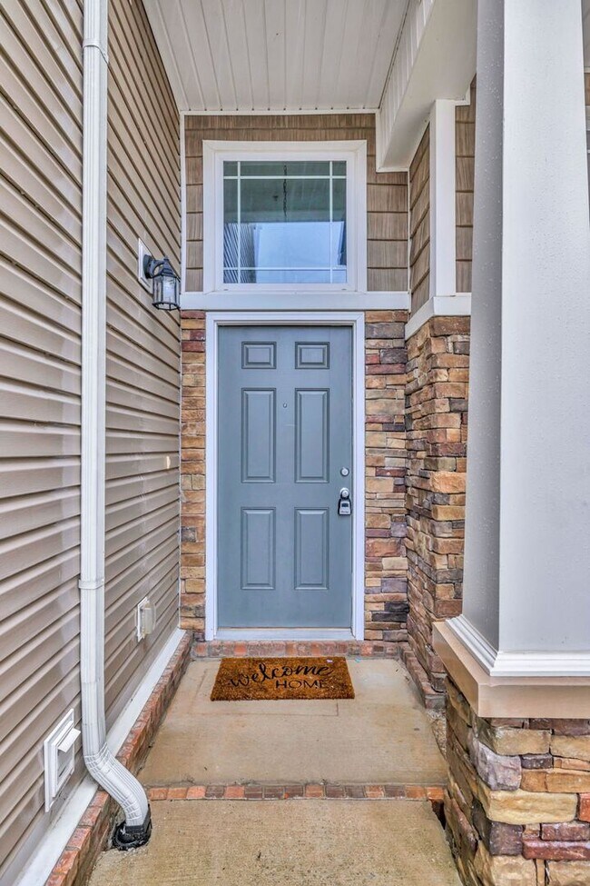 Building Photo - Move-in Ready Townhome in heart of Spring Hill