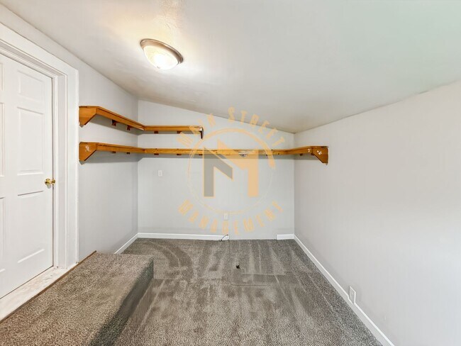 Building Photo - 2 Bed 1 Bath Single Family Home + Bonus Room