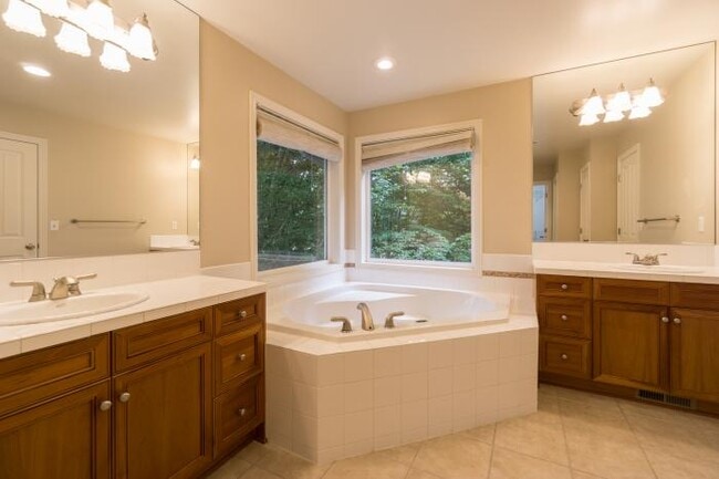 Building Photo - 4 bedroom in Kirkland WA 98033