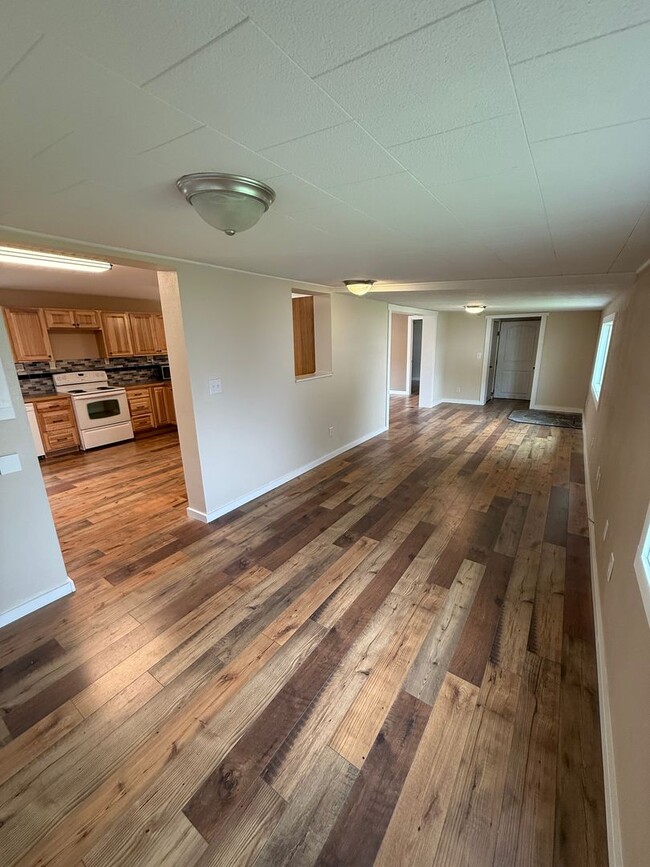 Building Photo - Updated 2 Bedroom, 1 Bath Home – Quiet Ins...