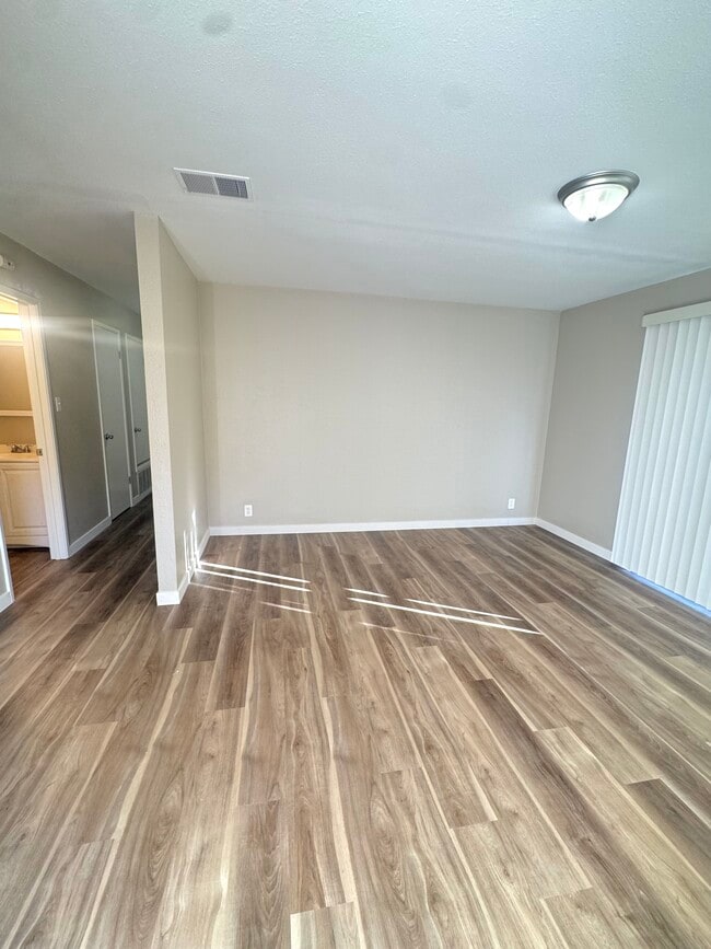 Building Photo - 2221 Dogwood Way