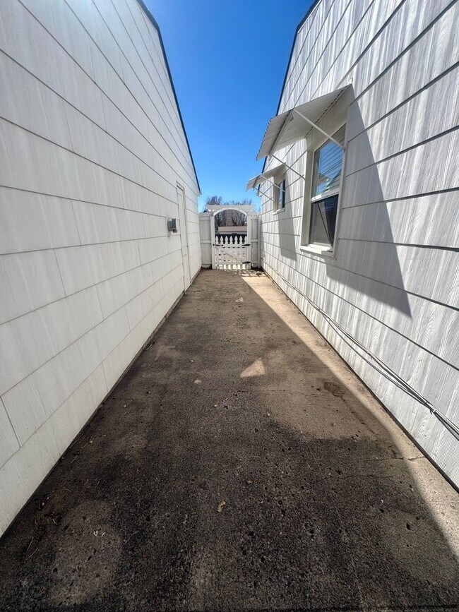 Building Photo - Charming 3 Bedroom in Knob Hill with views of Pikes Peak