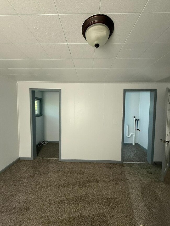 Building Photo - Nicely updated and spacious 3 bedroom hous...