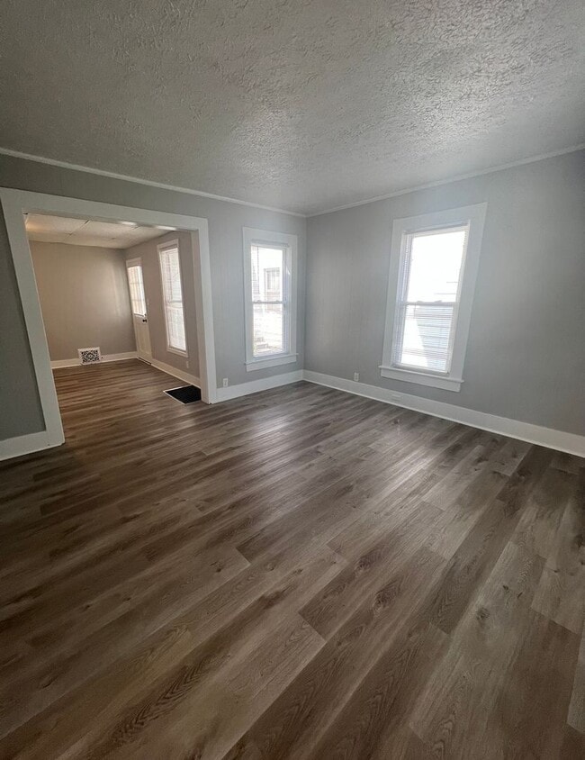 Building Photo - Updated 3BR Home with Central Air in Moline