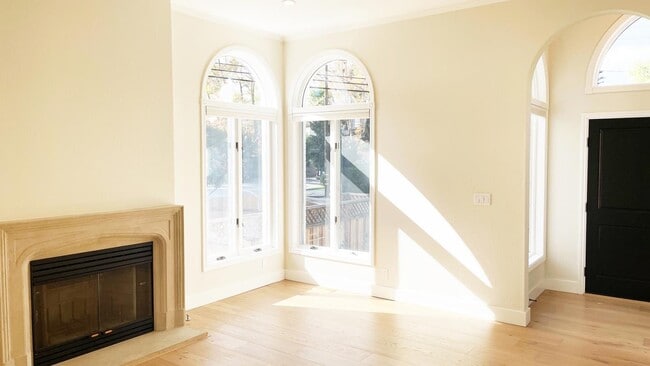 Building Photo - 1911 Easton Dr