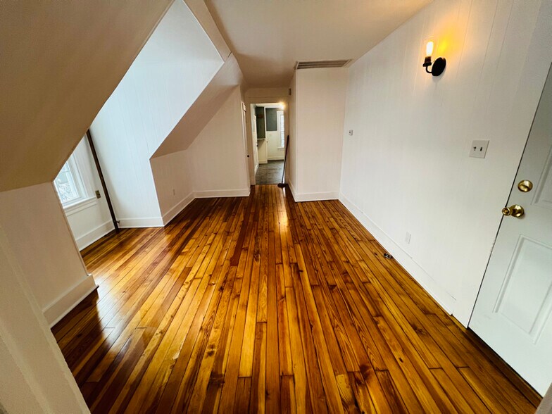 Building Photo - 40 Hewitt St