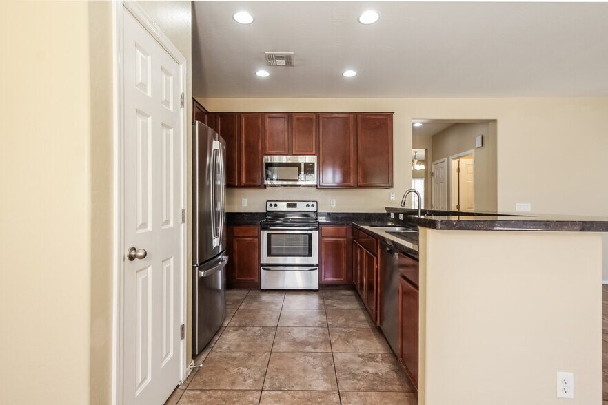 Building Photo - 7906 S 50th Dr