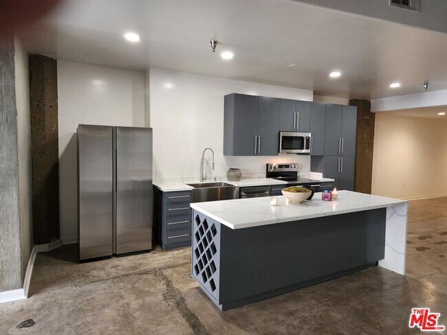 Building Photo - 711 S Olive St