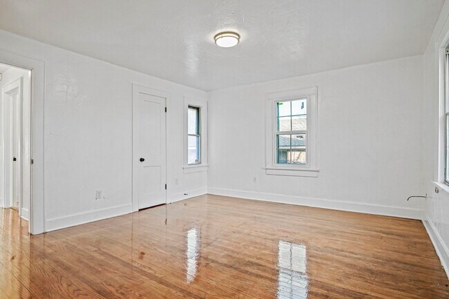 Building Photo - 1524 NE 8th St