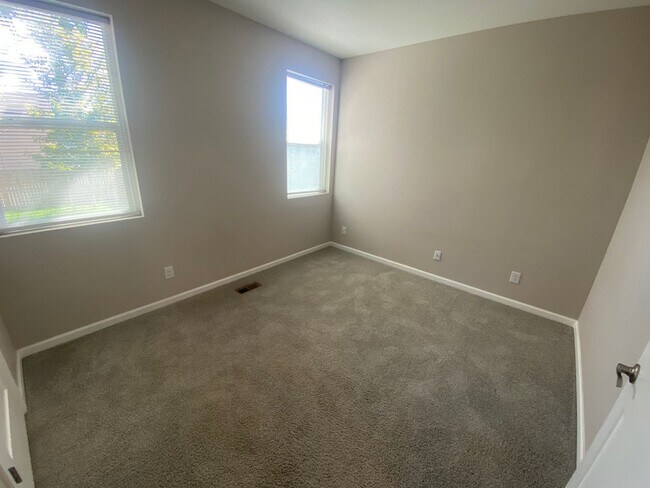 Building Photo - Spacious Englewood Home