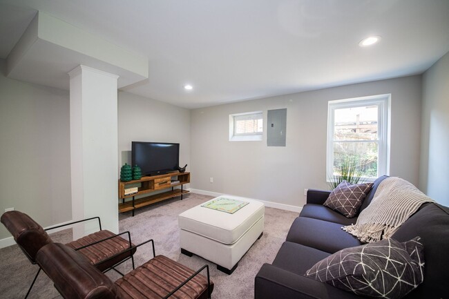 Building Photo - 3 Bedrooms, 2 Bathrooms on Colonial Avenue in Colonial Heights! Must SEE!!!