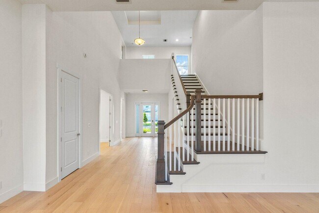 Building Photo - 9237 Crestview Cir