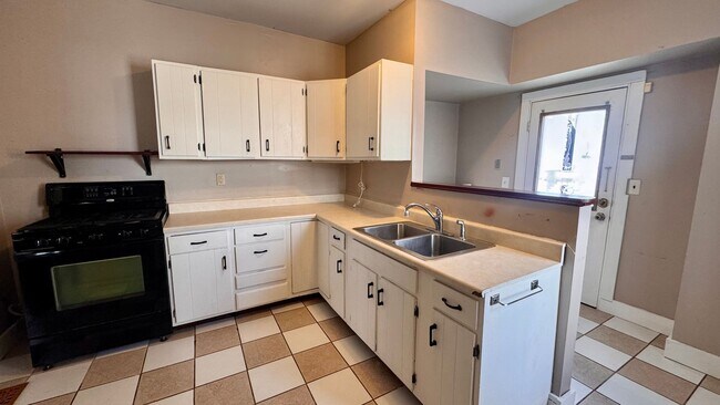 Building Photo - 633 Livingston Ave NE