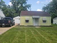 Building Photo - 2 Bedroom, 1 Bath Home w/Garage Available ...