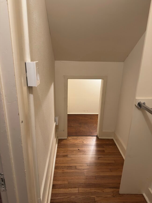 Building Photo - 906 N 6th St