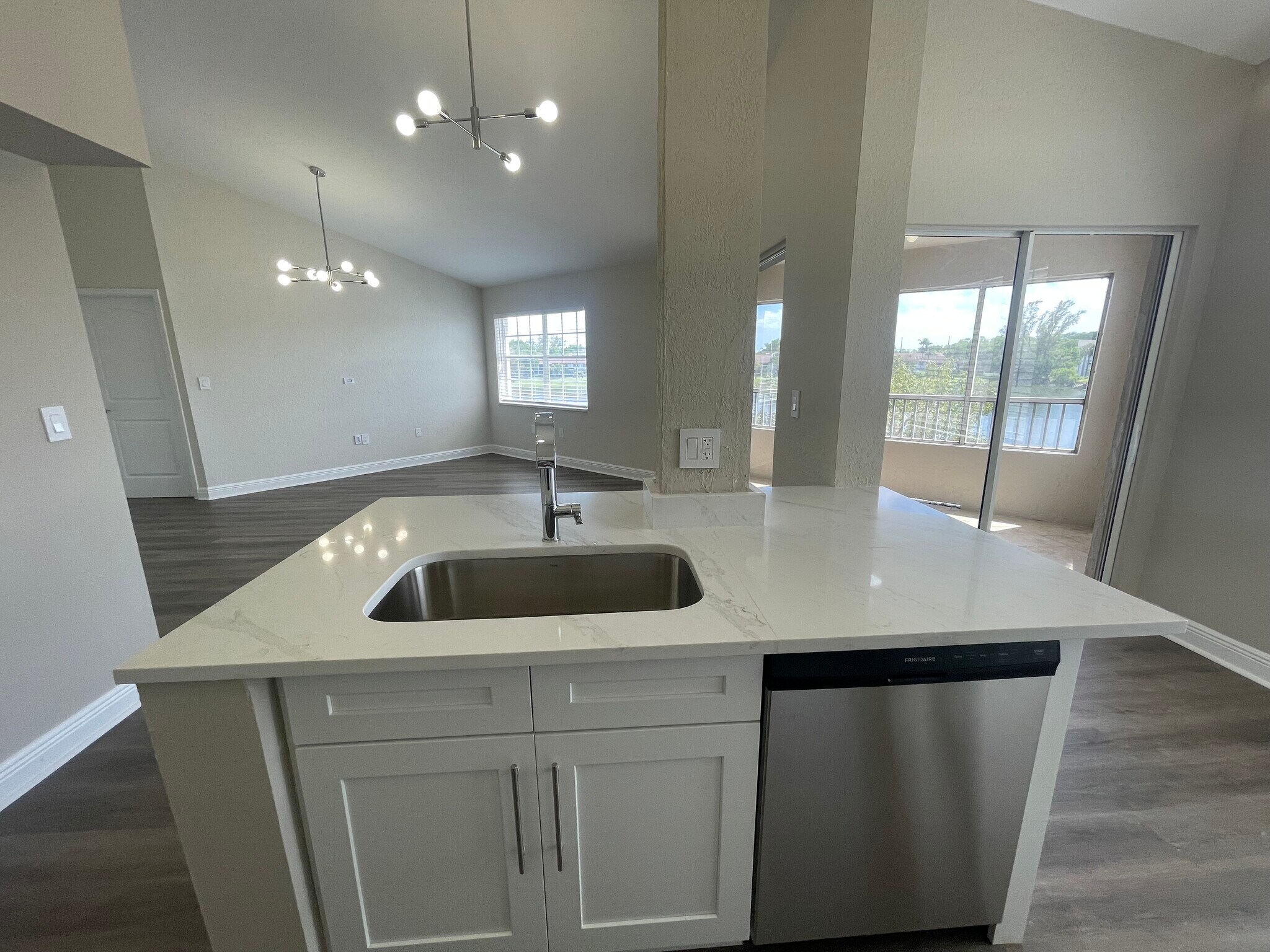 Building Photo - 2850 N Oakland Forest Dr