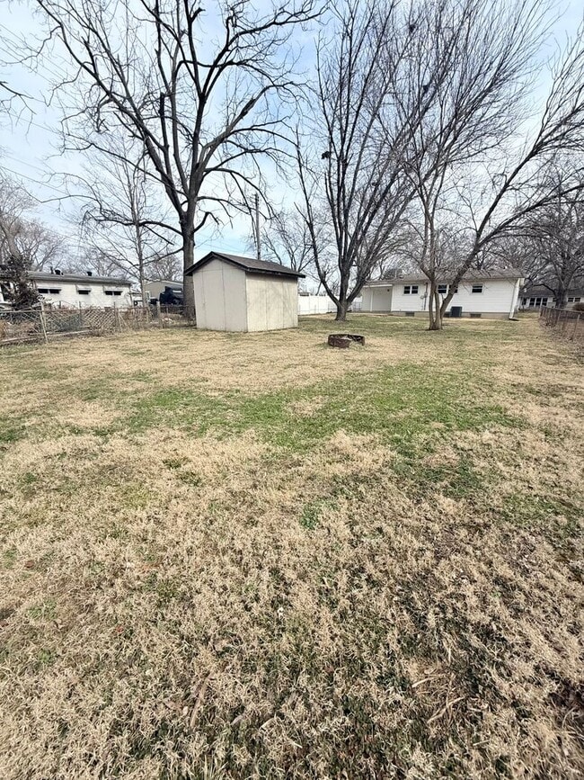 Building Photo - Charming 2 Bedroom Home with Bonus Space & Fenced Yard!