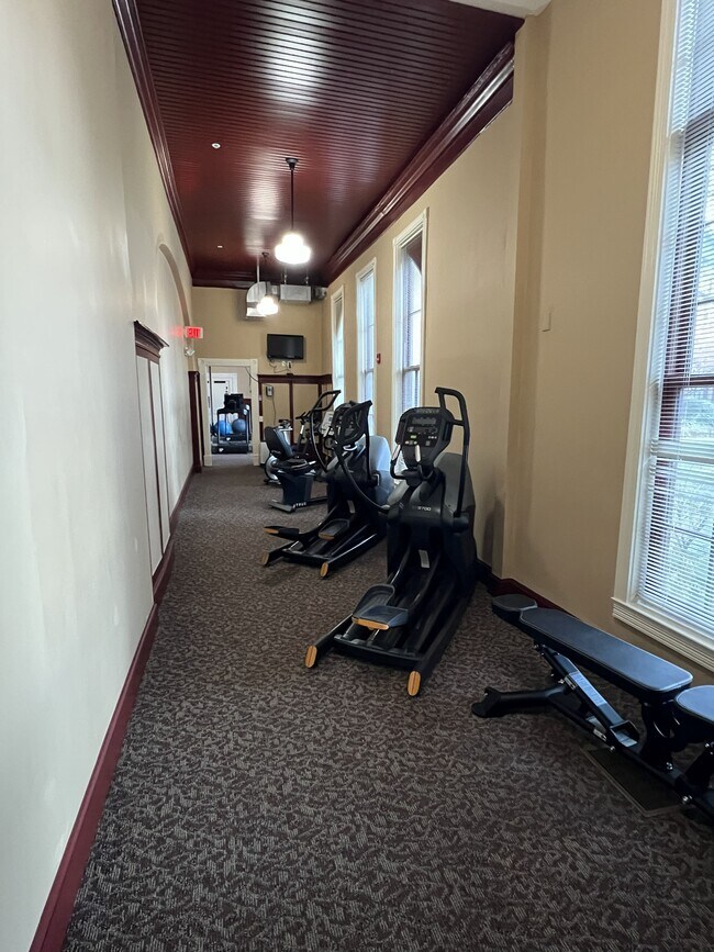 Building Photo - 2601 Hume Dr