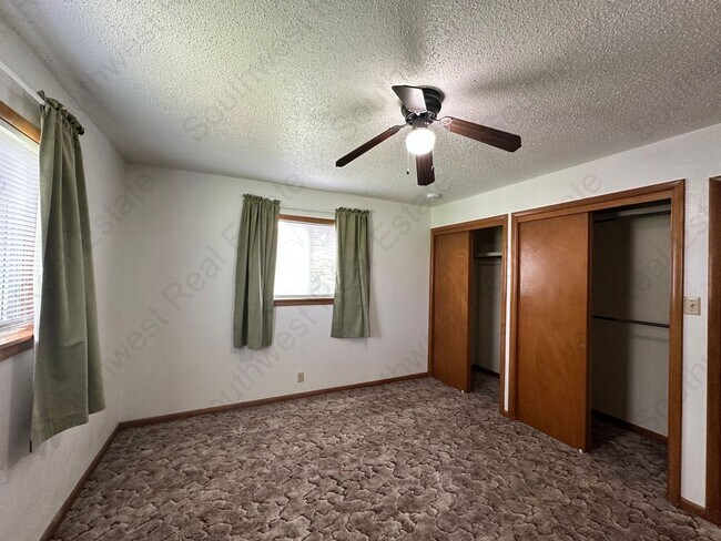 Building Photo - Spacious 3-bedroom 2-bathroom home