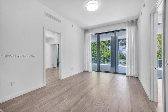 Building Photo - 2831 S Bayshore Dr