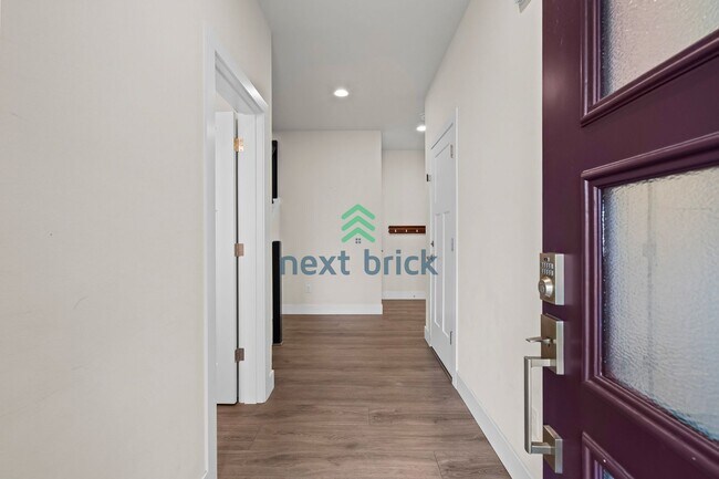 Building Photo - 5 BED & 2.5 BATH SINGLE FAMILY HOUSE FOR RENT