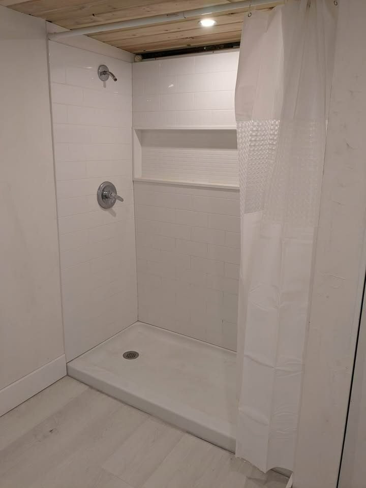 Building Photo - 605 NE 27th St