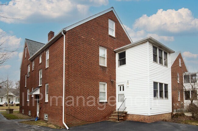 Building Photo - University Heights 4bed gorgeous 2nd Floor...