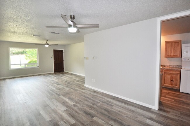 Building Photo - FOR LEASE! Nice Remodeled - 3 BR – 2 BA – ...
