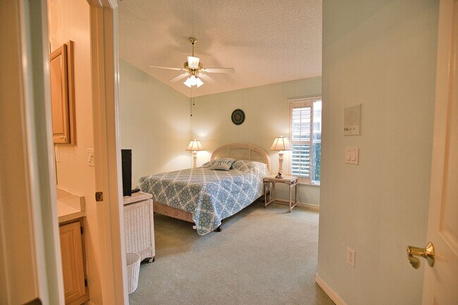 Building Photo - Seasonal Short-Term 3 Bedroom 3 Bathroom Home in The Patio Homes of Chestnut Creek!