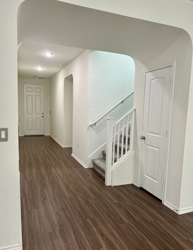 Building Photo - Large 5 Bedroom Home on Corner Lot