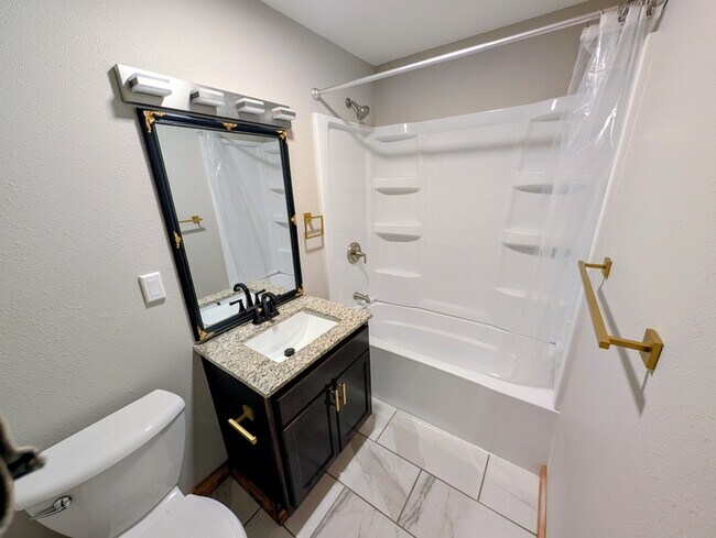 Building Photo - 906 S 1st St