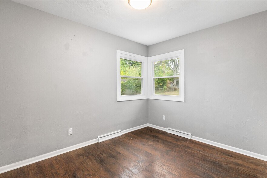 Building Photo - 1027 Curdes Ave