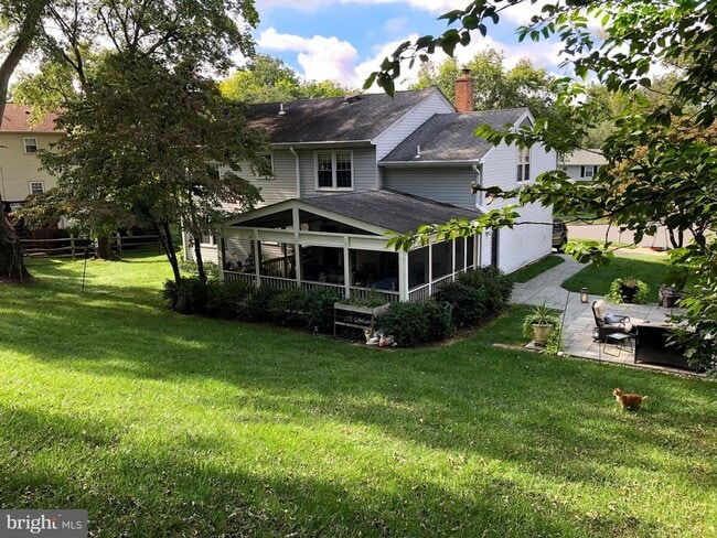 Building Photo - 9811 Meadow Knoll Ct