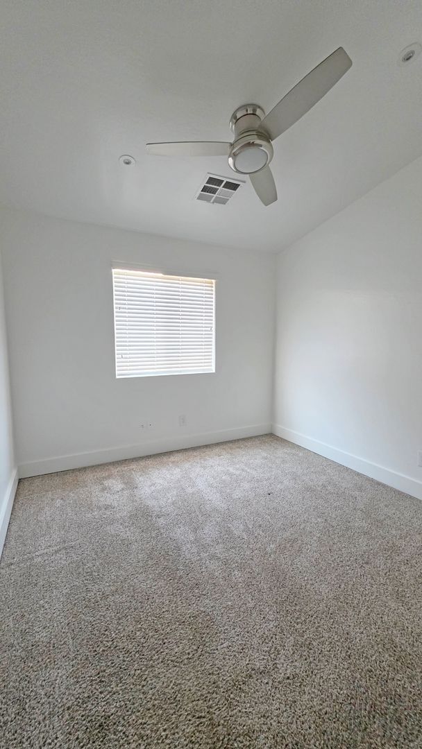 Building Photo - Upgraded 4 Bedroom 2 Bath in Grayson Square!